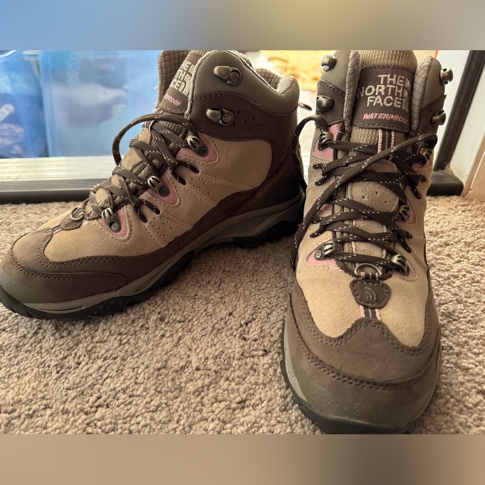 The North Face Size 9 Waterproof Insulated Hoking Boots, Long Laces, Barely Worn